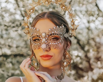 Máscara nupcial de perlas doradas para bodas y bailes de máscaras.