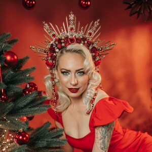 Rode kersthoofdband, kerstbloemkroon, bloemenkranskroon, vrolijk kerstfeest, gouden halokroon, kerstzendspoel, kerstkroon