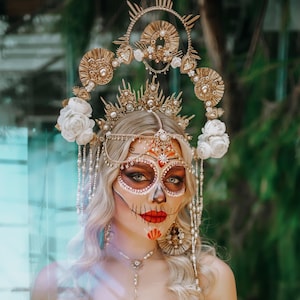 Couronne de fleurs en or blanc La Catrina, Día de los Muertos, auréole de mariée, casque mexicain, tête de mort en sucre, diadème de festival, costume fait main