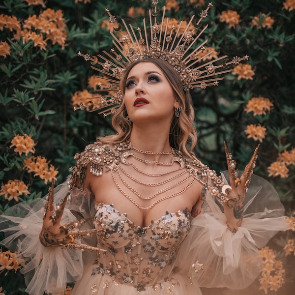 Corona dorada celestial con halo, diadema nupcial de diosa estelar