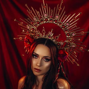 Couronne halo La Catrina, Diadème tête de mort, casque gothique, couronne de roses rouges, costume de festival, diadème d'Halloween, coiffure à fleurs