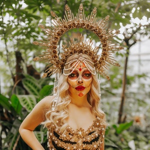 Couronne dorée Halo La Catrina, Couronne de fleurs, Día de los Muertos, crâne en sucre, couronne de mariée en perles, casque de festival, couronne de roses dorées