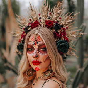 Corona de oro con halo de La Catrina, corona de flores, rosas rojas, rosas esmeralda, Día de los Muertos, tocado de calavera de azúcar, tocado de festival, mexicano
