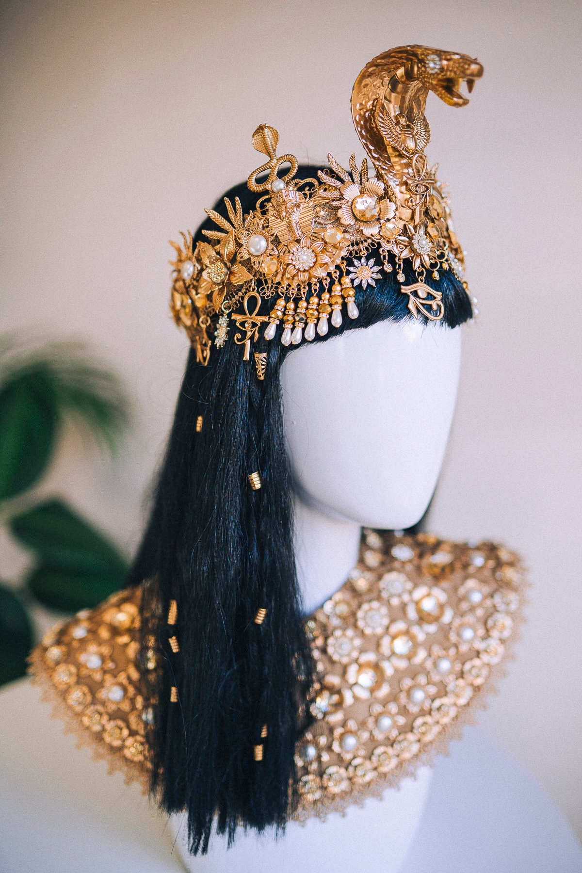 SAWINDA Gold Kopfkette Mit Schmetterling & Pailletten – Haarschmuck Mit Kristall-Anhänger, Verstellbar, Für Hochzeit, Halloween, Partys