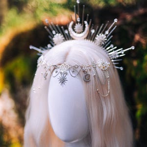 Celestial Halo Crown: Silver Moon Star Brudhuvudbonad, Fantasy Bröllopspannband bild 8