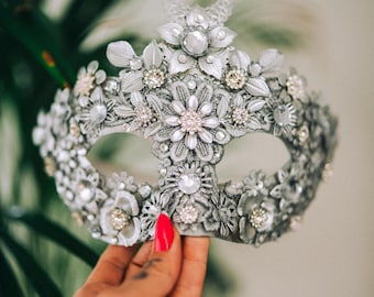 Máscara de mascarada de luna plateada, disfraz de carnaval veneciano con flores de cristal