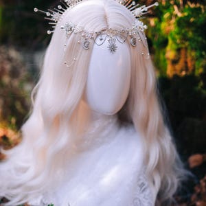 Celestial Halo Crown: Silver Moon Star Brudhuvudbonad, Fantasy Bröllopspannband bild 14