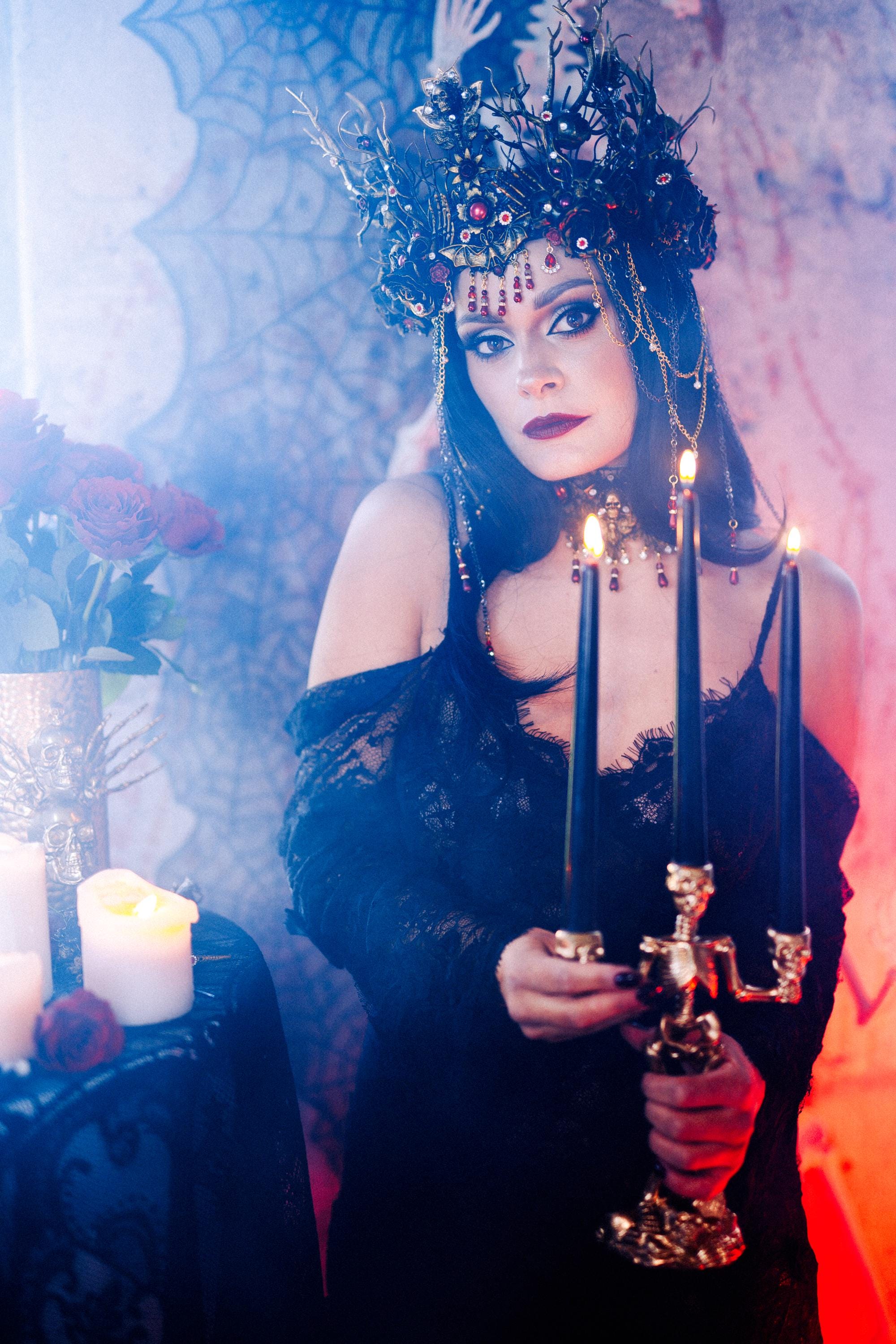 Corona gótica de Morticia Addams, corona negra, roja y dorada para disfraz  de reina oscura de Halloween. - Etsy México, image size:2000x3000