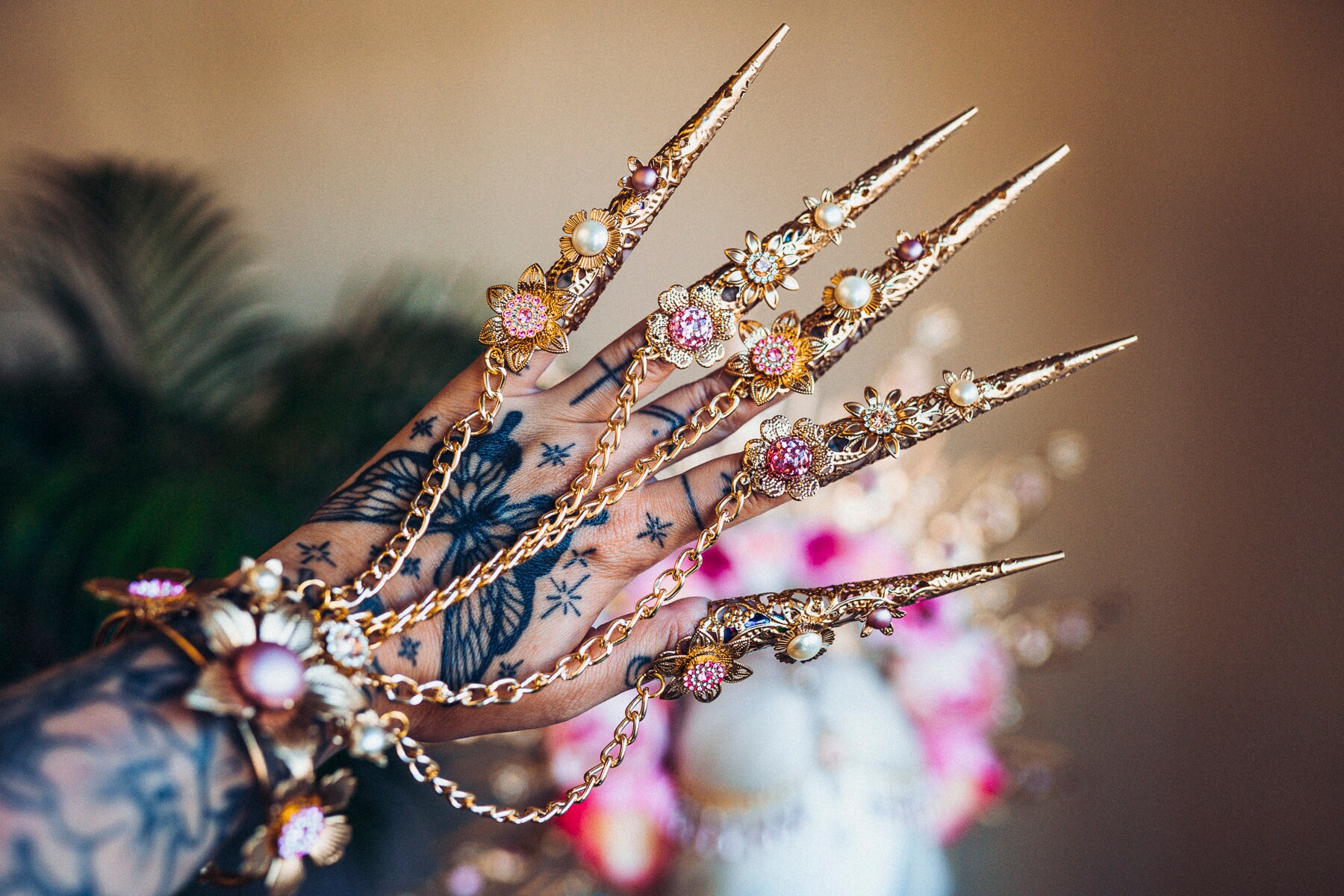 Hand claw jewelry deals