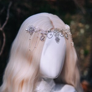 Celestial Halo Crown: Silver Moon Star Brudhuvudbonad, Fantasy Bröllopspannband bild 10