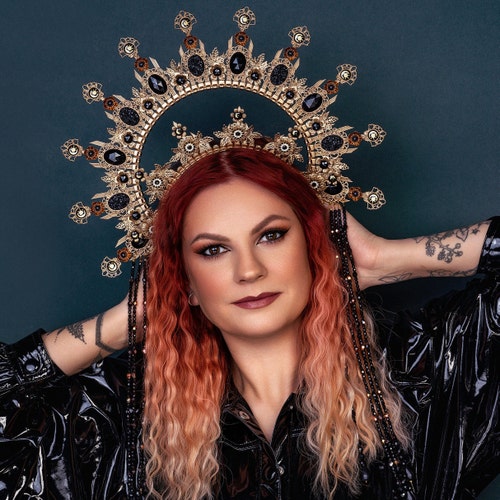 天のハロークラウン、ゴールドの女神のヘッドピース、太陽、月