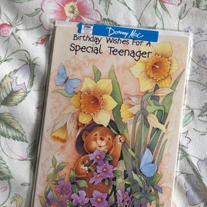 Cartão RARE Vintage/Retro dos anos 90 'Desejos de aniversário para um adolescente especial' - Design fofo de urso, borboletas e narcisos - Doce saudação dentro