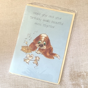 RARO biglietto di compleanno vintage/retrò degli anni '80 circa con il simpatico Humphrey "Il segugio dagli occhi verdi" e topi in un design a tema musicale - Biglietto per amante dei cani