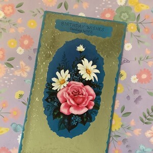 Lindo cartão de quatro dobras vintage, por volta de 1950, &#39;desejos de aniversário, querida esposa&#39;, lindo design de rosa rosa - cartão de verso doce - um cartão para guardar
