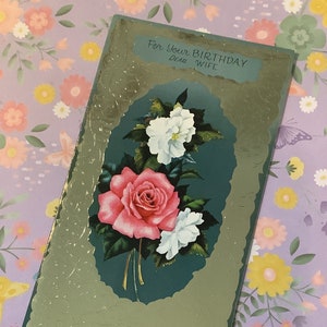 BELLISSIMO Vintage Circa 1950 'Per il tuo compleanno cara moglie' Biglietto quadruplo Pretty Pink Rose Design -Sweet Verse Card - Una carta da custodire