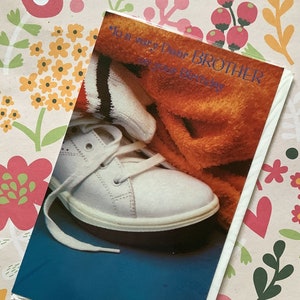 RARE carte photo rétro des années 80, « À un très cher frère le jour de votre anniversaire », avec des chaussettes de sport et des baskets rétro - Frère fan rétro des années 80