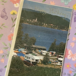 Vintage raro FABULOSO por volta do cartão retro da foto do "feliz aniversario" dos anos 70 que caracteriza um feriado da caravana! Um divertido cartão nostálgico para um fã de caravana!