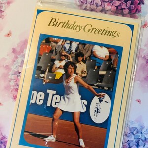 FABULOUS Rare Vintage Circa 1970s 'Birthday Greetings' Retro Photo Card Apresentando uma partida de tênis feminina - Cartão de amante de tênis - Cartão nostálgico