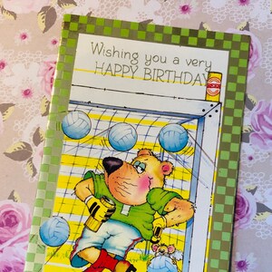 Cartão RARE Vintage/Retro Circa 1980 'Desejando a você um feliz aniversário' Bonito goleiro e design de urso para beber cerveja - cartão divertido e nostálgico