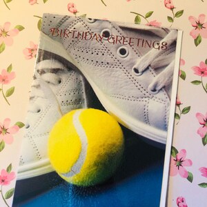 SELTENE Circa 1980s 'Birthday Greetings' Retro Fotokarte von einem Tennisball & Retro Tennisschuhen - Tennis/Retro Fan - Süßer Gruß - 1980s Fan