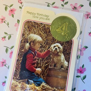Cartão fotográfico RARO Vintage/Retro dos anos 1970 "Feliz Aniversário, Agora Você Tem 4 Anos" com uma Linda Menina e um Filhote de Spaniel - Verso Doce - Cartão Nostálgico
