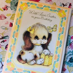 RARO, vintage/retro, da década de 1970, sem uso, 'Com amor, irmã, no seu aniversário', design fofo/retro de cachorro e borboleta - verso doce - cartão retrô para amantes