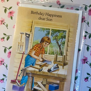 Vintage RARO/Retro por volta dos anos 70 'Cartão de Felicidade de Aniversário Caro Filho' - Menino Fazendo Carpintaria/Design de Carpintaria! - Cartão Nostálgico - Filho Amante Retro
