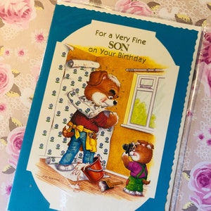 RARO biglietto vintage/retrò degli anni '70 "Per un figlio molto bravo nel tuo compleanno" con un divertente cane retrò che fa qualche disegno di tappezzeria di Mike Sherard