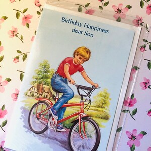 RARE carte « Birthday Happiness Dear Son » vintage/rétro vers les années 1970 - Conception de garçon sur un vélo rouge ! - Carte nostalgique - Fils rétro/amoureux du cyclisme