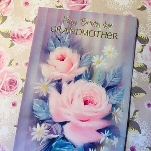 Raro Vintage Circa 1960s 'Feliz cumpleaños querida abuela' Tarjeta IMPRESIONANTE Rosas y diseño floral - Verso sentimental - Tarjeta cuádruple nostálgica