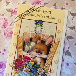 Tarjeta vintage/retro rara de los años 70 con un diseño de "Buena suerte en tu nuevo hogar" con una simpática pareja de conejos y un pájaro azul. Saludo sencillo. Amante de lo vintage.
