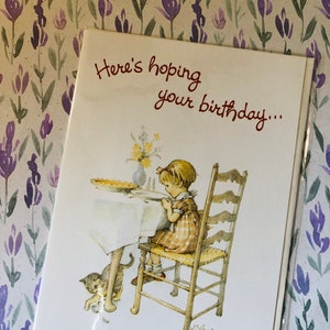 Cartão de aniversário em branco vintage MUITO RARO da década de 1970 da American Greetings Corp com design doce de menina e gato de K Lawrence -Cartão para guardar