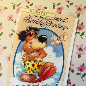 Cartão RARO Vintage/Retro por volta de 1970 'Enviando cumprimentos especiais de aniversário' - Design fofo de cachorro 'Surf' - Cartão de amigo/parente amante retrô