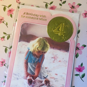 Cartão fotográfico RARO Vintage/Retro dos anos 1970 "Um desejo de aniversário para alguém de 4 anos" com uma linda menina e gatinhos - Verso doce - Cartão nostálgico