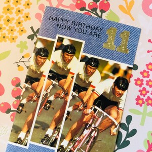 ZELDZAME Vintage / Retro Circa 1970s 'Happy Birthday Now You Are 11' Fotokaart met Cycle Race Image - Sweet Verse -Een Funky Card To Keep Forever!