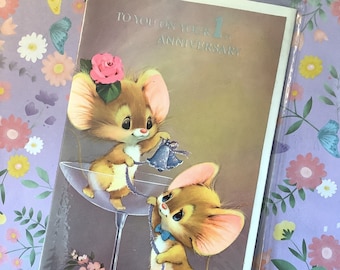 Tarjeta vintage/retro MUY rara de la década de 1970 con la frase &quot;Para ti en tu primer aniversario&quot; - Diseño de ratón súper kitsch - Tarjeta de aniversario para amantes de lo vintage/retro