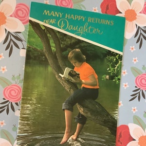 RARE Circa 1970s 'Muitos Retornos Felizes Querida Filha' Cartão com Foto Retro Apresentando uma Menina Lendo um Livro - Filha Amante Retro - Saudação Doce