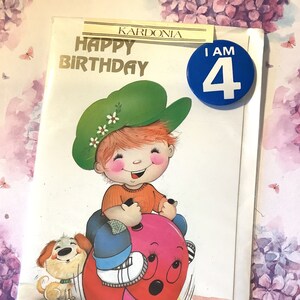 Cartão RARO Vintage/Retro dos anos 70 'Feliz Aniversário' Completo com o Emblema I AM 4! Garoto Bonito em um Space Hopper & Design de Cachorro - Cartão Kitsch para Qualquer Idade