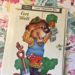 Carte RARE vintage / rétro des années 1970 'Hope You Soon Get Well' avec design frontal découpé - Design humoristique de chien 'Gardening' - Carte nostalgique