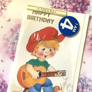 Cartão RARO Vintage/Retro dos anos 70 'Feliz Aniversário' Completo com o Emblema I AM 4! Cartão Super Kitsch de Garoto Bonito com Guitarra e Cachorro para Qualquer Idade