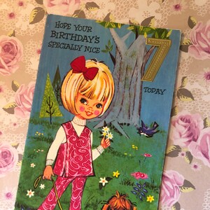 RARE Vintage/Retro Circa 1960s '7 Today' Cartão de aniversário de quatro dobras - Linda garota loira e design de cachorro - Cartão kitsch - Verso doce - Cartão nostálgico