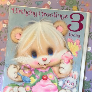 RARO Grande tamanho A4 Vintage Circa 1980s ADORÁVEL 'Birthday Greetings 3 Today' Cartão - Design fofo e kitsch de urso e coelho - Cartão de adereço de filme/teatro