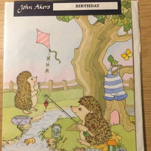 Carte d'anniversaire vintage/rétro RARE vers les années 1980 par John Akers avec la pêche du hérisson super mignon, le vol de cerf-volant et la conception de la souris - Amoureux du hérisson