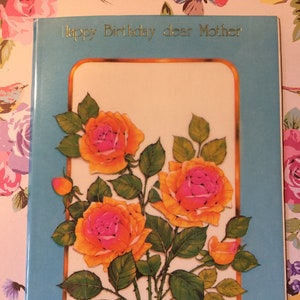Cartão frontal de plástico extremamente raro, vintage, por volta de 1960, 'Feliz aniversário, querida mãe' com design de rosas impressionante e verso sentimental - DANIFICADO