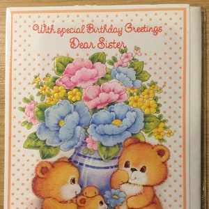 Cartão RARE Circa 1980 Vintage 'Com Saudações Especiais de Aniversário, Querida Irmã' com Urso Fofo e Design Floral - Cartão Vintage/Bear Loving Sister