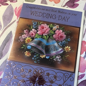 Tarjeta vintage rara de circa 1970 con «Felicitaciones y mejores deseos en el día de tu boda» - Bellos diseños florales y campanillas - Verso dulce - Tradicional