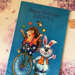 RARO Verdadeiro Vintage/Retro por volta de 1960 'Feliz Aniversário, Papai!' Cartão de aniversário com 4 dobras Design fofo de coelho e ouriço - Cartão vintage de papai amoroso