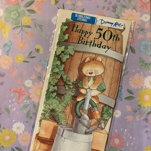 Cartão vintage de "Feliz 50º aniversário" dos anos 90 com um urso divertido enchendo seu regador para design de jardinagem - Cartão fofo - Saudação simples