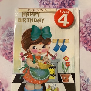 Cartão RARO Vintage/Retro dos anos 70 'Feliz Aniversário' Completo com Emblema I AM 4! Design Fofo de Garota e Gato 'Olhos Grandes'! Cartão Super Kitsch Para Qualquer Idade