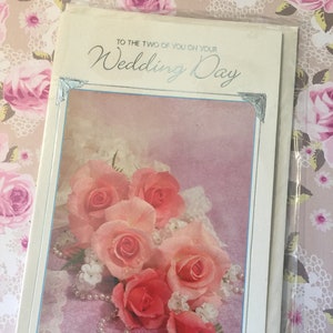 Sensationelle Vintage ungeschriebene Circa 1980er Jahre 'To The Two Of You On Your Wedding Day' Foto Karte mit atemberaubenden rosa Rosen & Spitze - Retro Lovers